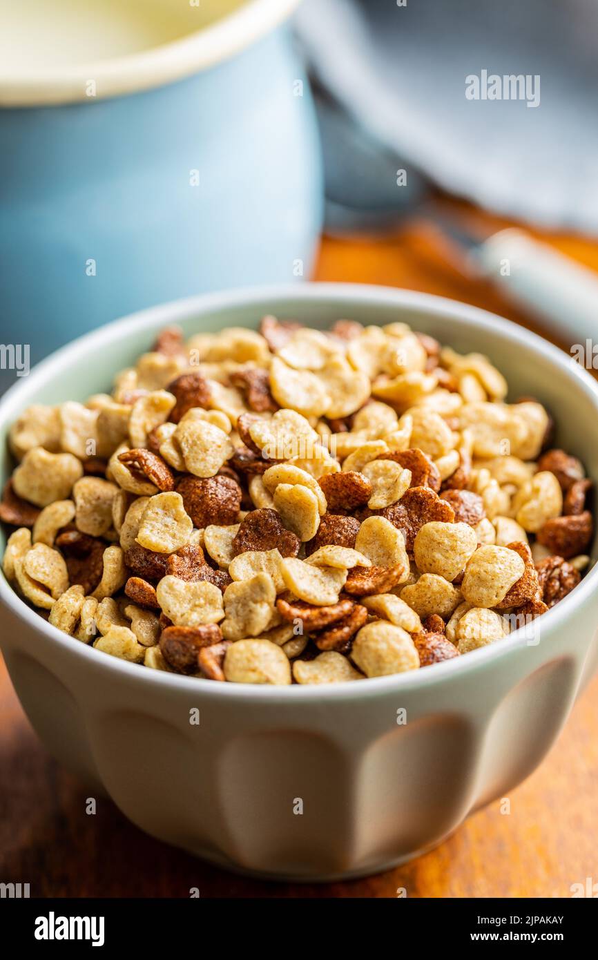 Colazione fiocchi di cereali in una ciotola su un tavolo di legno. Foto Stock