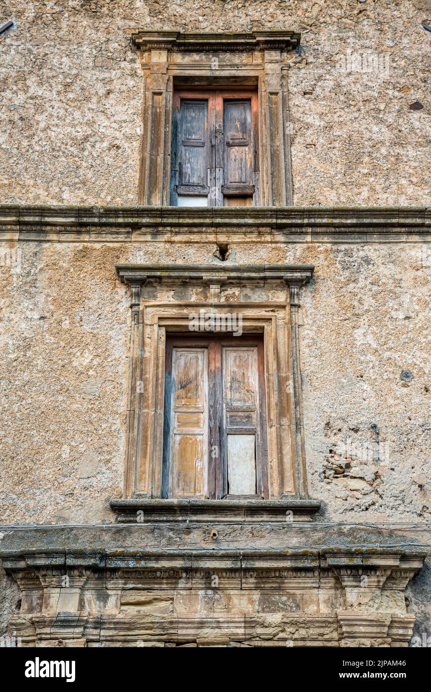 Primo piano di una finestra in legno su antica casa in un villaggio.  Esterno di vecchia