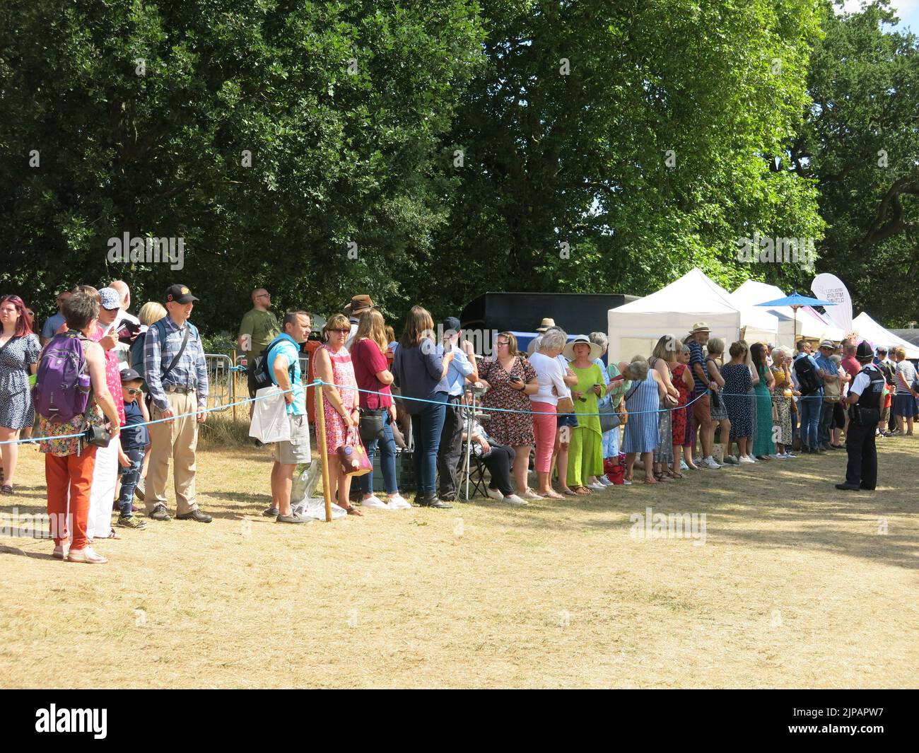 La folla si allinea lungo il percorso in attesa della carrozza reale che trasporta Charles & Camilla durante la loro visita al Sandringham Flower Show, 2022 luglio. Foto Stock