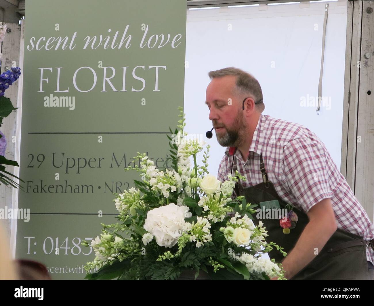 Nicholas Godfrey-Cole da 'Scent with Love' offre una dimostrazione di organizzazione dei fiori al Sandringham Flower Show del 2022 luglio. Foto Stock