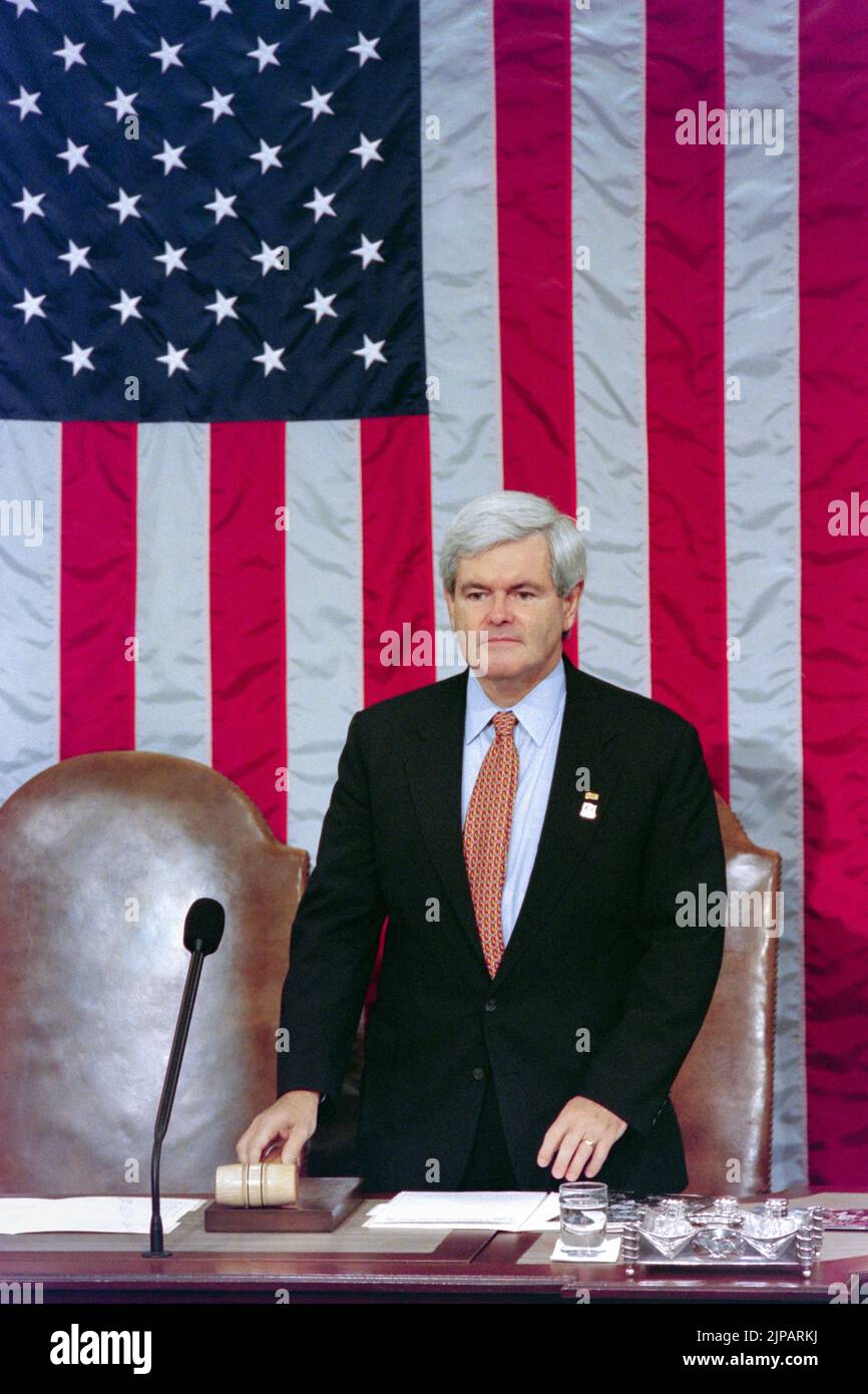 Il relatore statunitense Newt Gingrich della Georgia presiede una sessione congiunta del Congresso per chiudere la commemorazione del 50th° anniversario della seconda guerra mondiale a Capitol Hill, 11 ottobre 1995 a Washington, D.C. Foto Stock