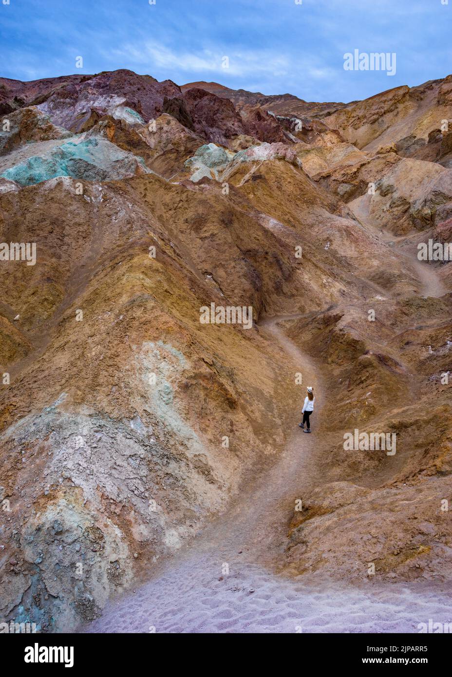 Escursionista a Artists Colorful palette, Bad Lands Artists Drive Death Valley National Park, California, Nord America, USA Foto Stock