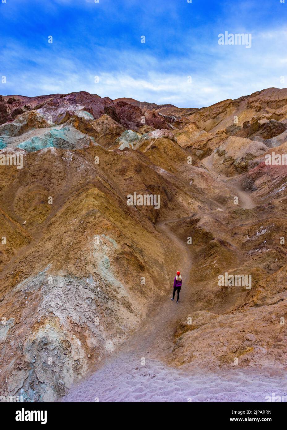 Escursionista a Artists Colorful palette, Bad Lands Artists Drive Death Valley National Park, California, Nord America, USA Foto Stock