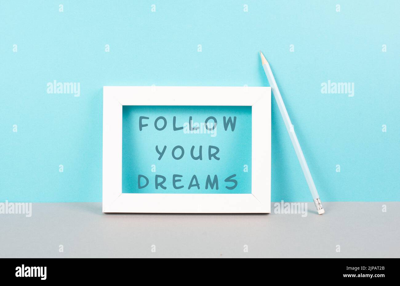 La frase seguire i vostri sogni sta levandosi in piedi nella cornice, choaching concetto, pensiero positivo e ottimistico, avendo un obiettivo Foto Stock