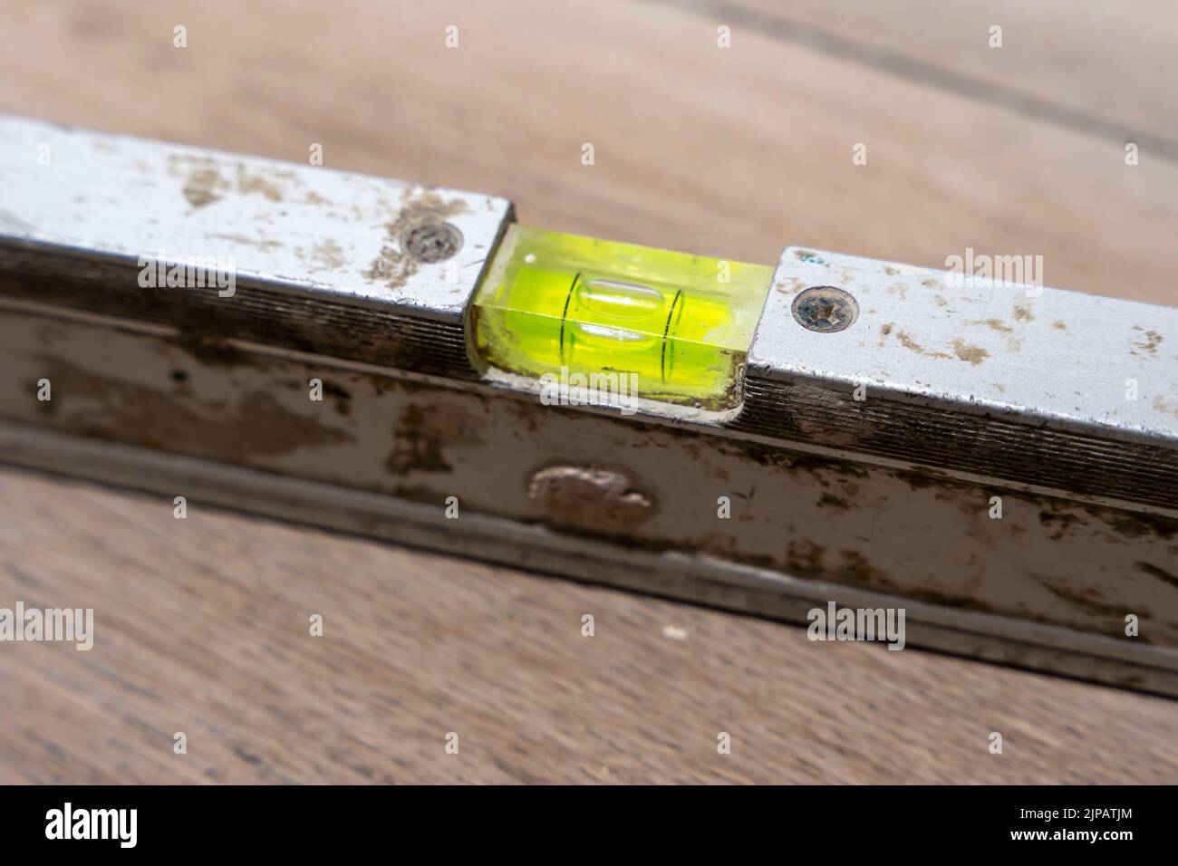 livella a bolla usata giacente su un pavimento in ceramica Foto Stock