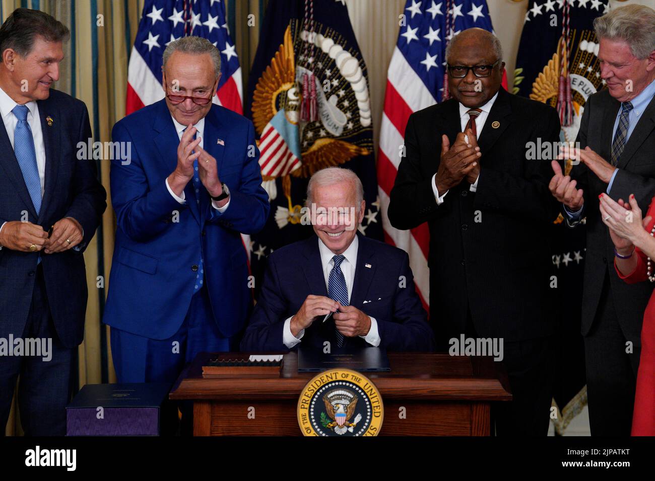 Il presidente degli Stati Uniti Joe Biden firma in legge il inflation Reduction Act nella sala da pranzo di Stato alla Casa Bianca a Washington il 16 agosto 2022. Foto di Yuri Gripas/ABACAPRESS.COM Foto Stock