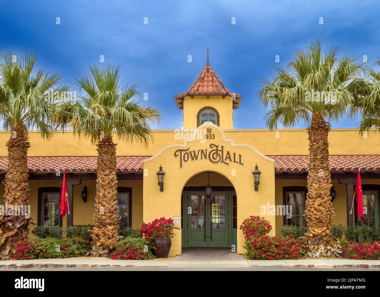 The Ranch at the Oasis Hotel, Furnace Creek, piscina e palme nel Desert Death Valley National Park, California, Nord America, Stati Uniti Foto Stock