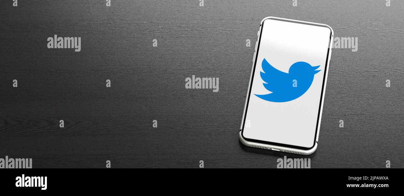 Logo del sito di messaggistica sui social media e dell'app Twitter su un telefono cellulare su un tavolo. Spazio di copia. Formato banner Web. Foto Stock