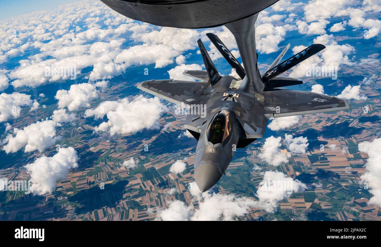 Lask, Polonia. 10 agosto, 2022. Un aereo da combattimento F-22 Raptor dell'aeronautica statunitense, assegnato allo Squadrone Fighter 90th, si avvicina a un aereo da rifornimento Stratotanker KC-135 durante una missione di protezione dell'aria della NATO, il 10 agosto 2022 su Lask, Polonia. Credito: SSgt. Kevin Long/USA Air Force/Alamy Live News Foto Stock
