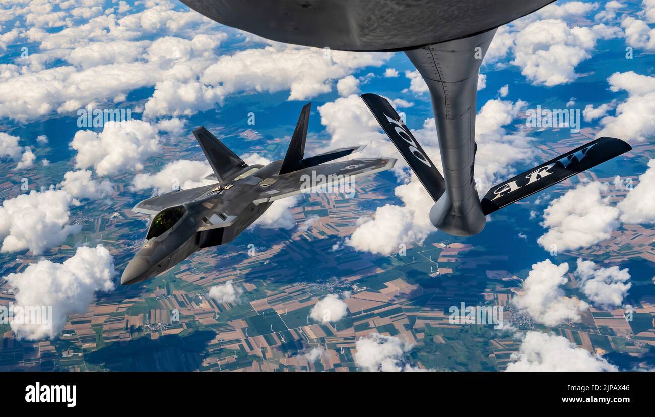 Lask, Polonia. 10 agosto, 2022. Un aereo da combattimento F-22 Raptor dell'aeronautica statunitense, assegnato allo Squadrone Fighter 90th, si rompe dopo aver fatto rifornimento da un aereo Stratotanker KC-135 durante una missione di protezione aerea della NATO, il 10 agosto 2022 su Lask, Polonia. Credito: SSgt. Kevin Long/USA Air Force/Alamy Live News Foto Stock