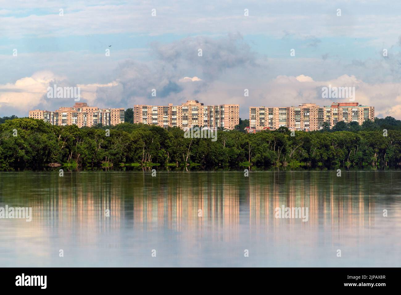 Lo sviluppo immobiliare di Lansdowne confina con il fiume Potomac nella contea di Loudon, Virginia. Foto Stock