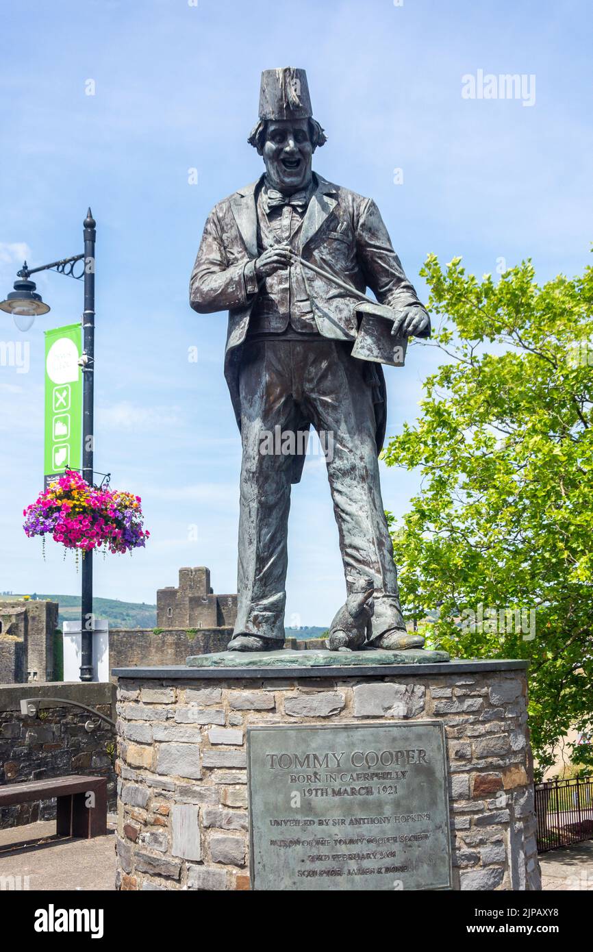 Statua di Tommy Cooper e Castello di Caerphilly, Piazza Twyn, Caerphilly (Caerffili), Caerphilly County Borough, Galles (Cymru), Regno Unito Foto Stock