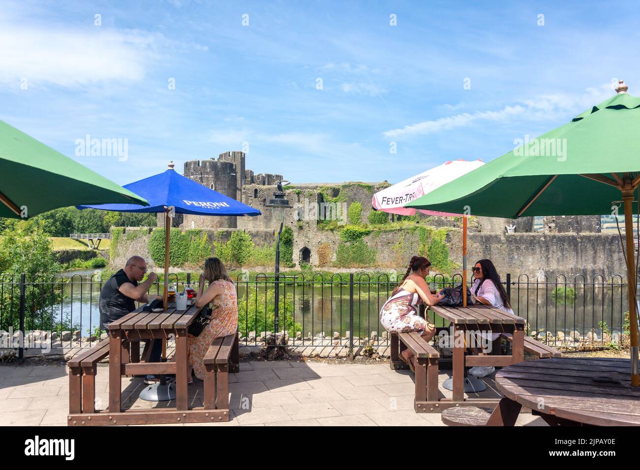 Pub Garden con vista sul castello, Court House Pub, Cardiff Road, Caerphilly (Caerffili), Caerphilly County Borough, Galles (Cymru), Regno Unito Foto Stock