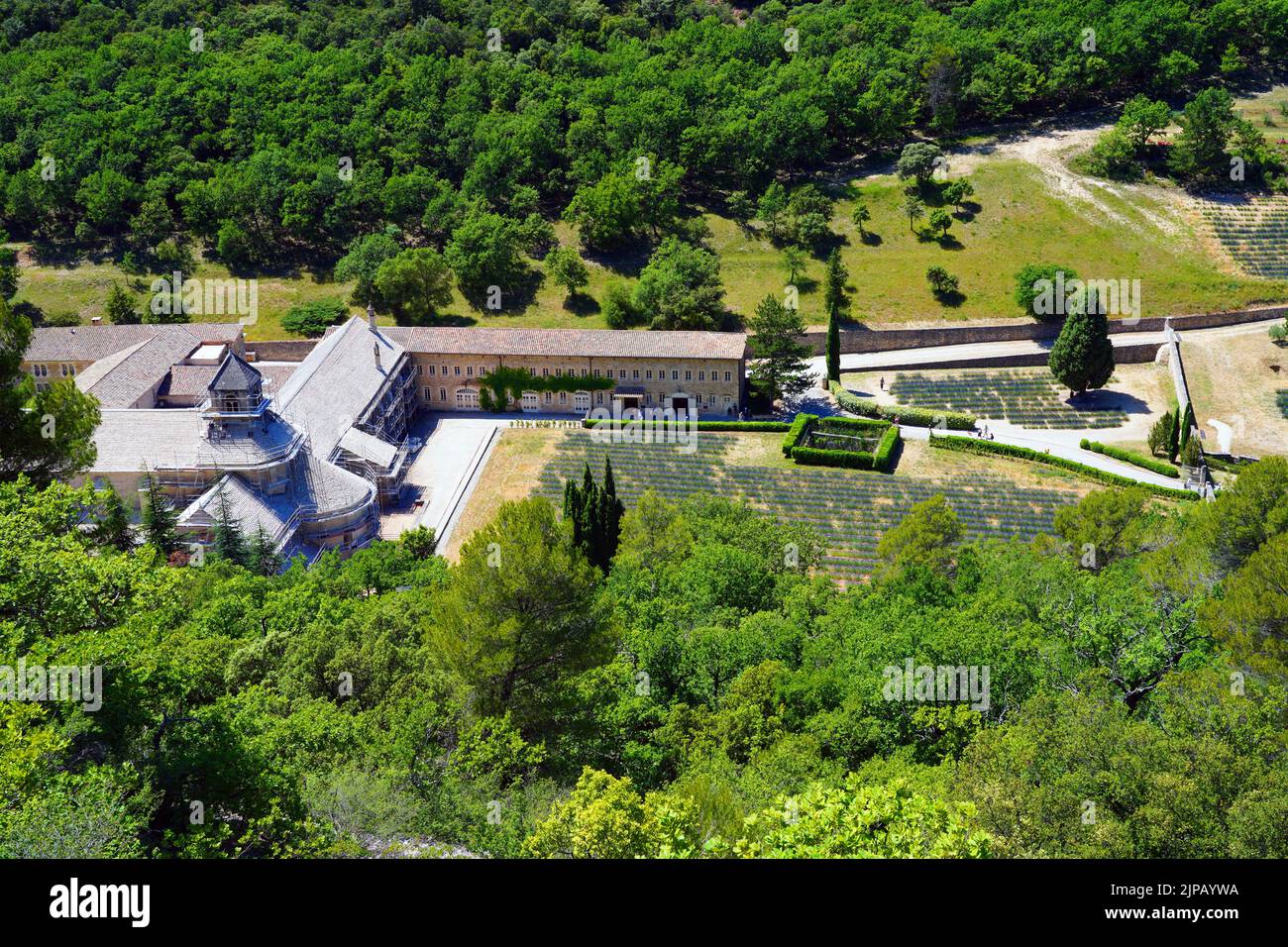 GORDES, FRANCIA -1 LUG 2021- Vista dell'Abbaye Notre-Dame de Senanque, un monumento storico monastero cistercense circondato da campi di lavanda a Gordes, Lubero Foto Stock