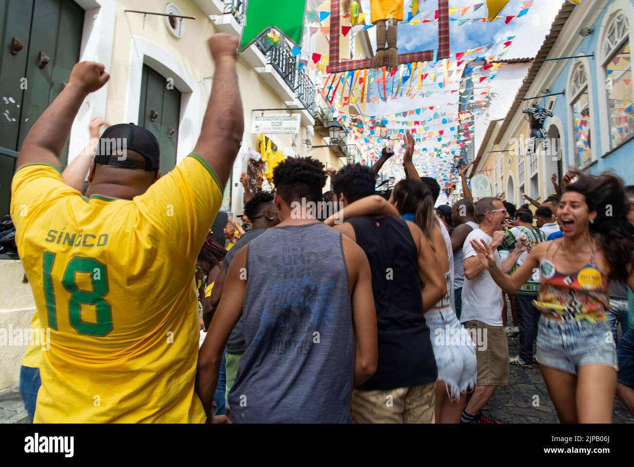 Salvador, Bahia, Brasile - 22 giugno 2018: I fan del Brasile festeggiano l'obiettivo nel gioco tra Brasile vs Costa Rica per la Coppa del mondo 2018 in Russia. Foto Stock