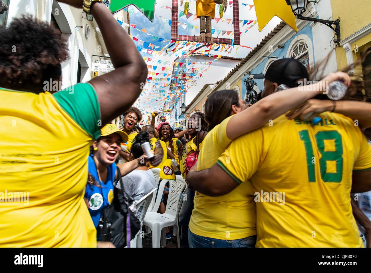 Salvador, Bahia, Brasile - 22 giugno 2018: I fan del Brasile festeggiano l'obiettivo nel gioco tra Brasile vs Costa Rica per la Coppa del mondo 2018 in Russia. Foto Stock