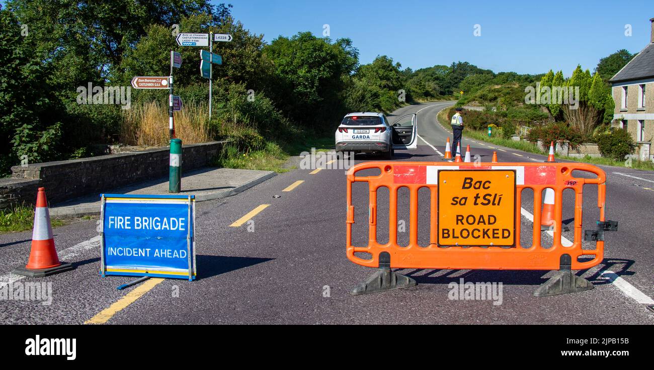 Polizia irlandese e blocco stradale del Garda Siochana con segnaletica e barriere Foto Stock