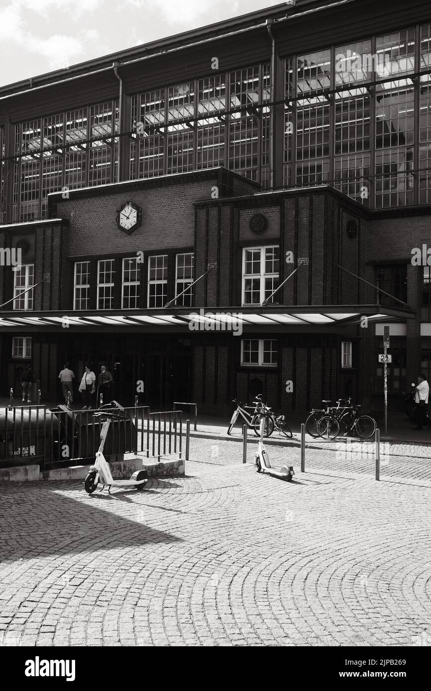 Un'immagine in scala di grigi della facciata storica della stazione ferroviaria Friedrichstrasse a Berlino, in Germania Foto Stock