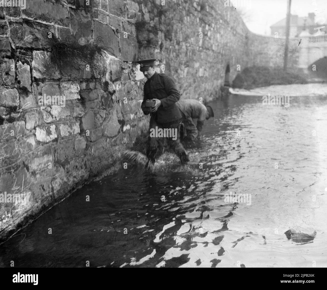 Soldati britannici alla ricerca del fiume Tolka a Dublino per armi e munizioni dopo l'ascesa pasquale. Maggio 1916 Foto Stock