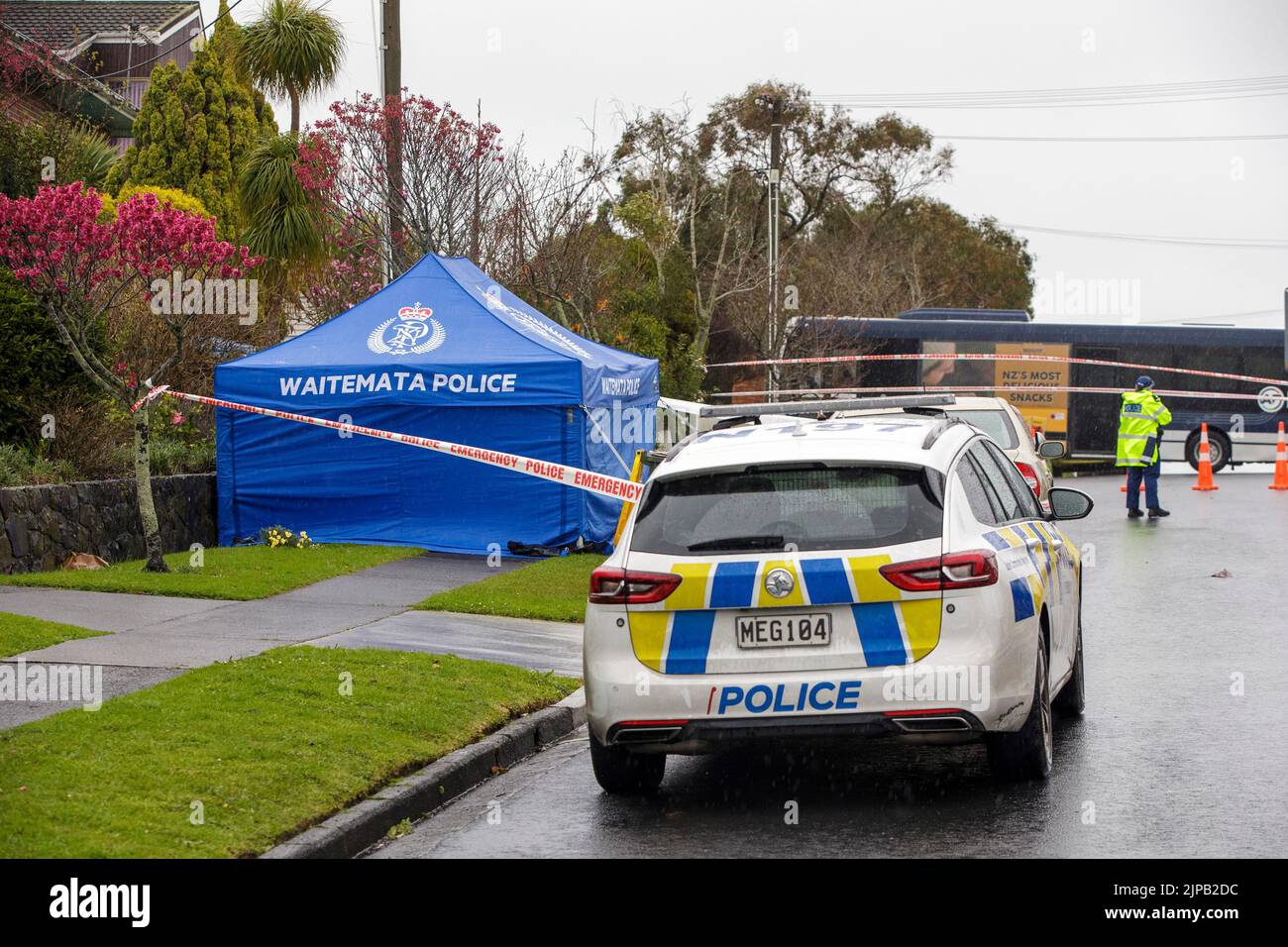 Auckland, Nuova Zelanda, 17 ago, 2022. Una tenda di polizia è stata eretta e polizia armata guardia la scena in Ocean View Road, Hillcrest dopo che un uomo è morto a seguito di rapporti di una lotta. Credit: David Rowland/Alamy Live News Foto Stock