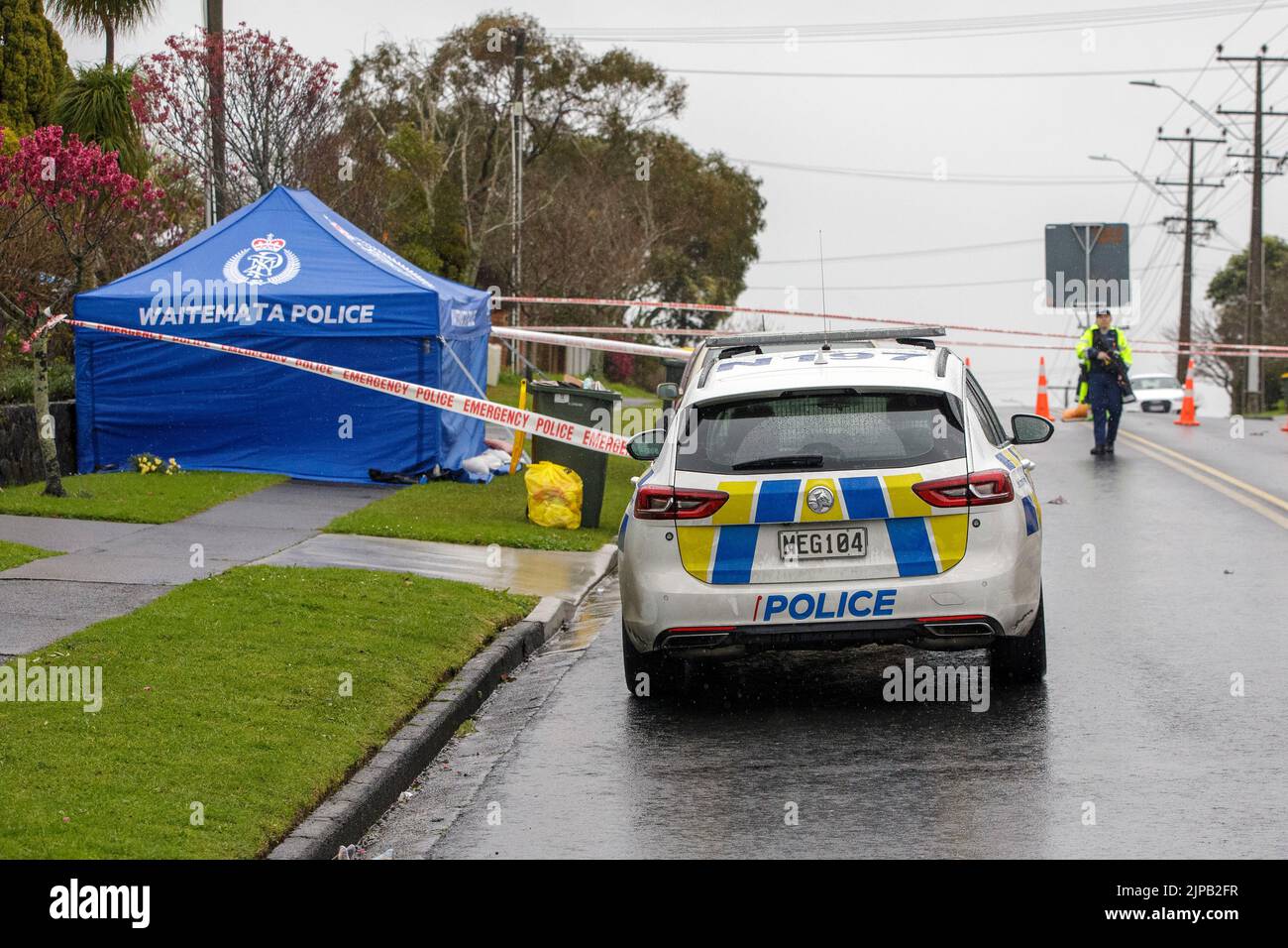 Auckland, Nuova Zelanda, 17 ago, 2022. Una tenda di polizia è stata eretta e polizia armata guardia la scena in Ocean View Road, Hillcrest dopo che un uomo è morto a seguito di rapporti di una lotta. Credit: David Rowland/Alamy Live News Foto Stock