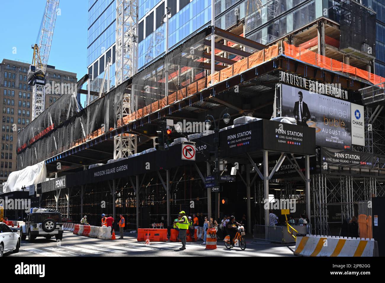 Lavori di ristrutturazione e costruzione al PENN 2, una torre commerciale a 31 piani presso il Two Penn Plaza a New York. Foto Stock