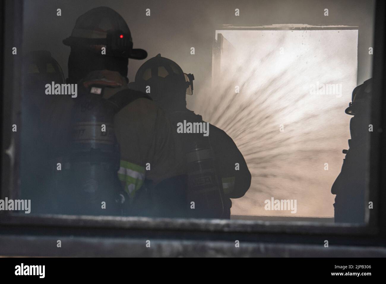 I vigili del fuoco locali del Green Valley Fire District alimentano una manichetta presso i campi di addestramento antincendio della base aerea Davis-Monthan, Arizona, 25 marzo 2022. DM ha ospitato 10 agenzie esterne e più di 400 persone attraverso il Regional Fire Training Center, fornendo risorse a questi centri di formazione per completare scenari di autoestricazione, ustioni da incendio e il corso per operatori di veicoli di emergenza, per citarne alcuni. (STATI UNITI Air Force foto di Senior Airman Alex Miller) Foto Stock