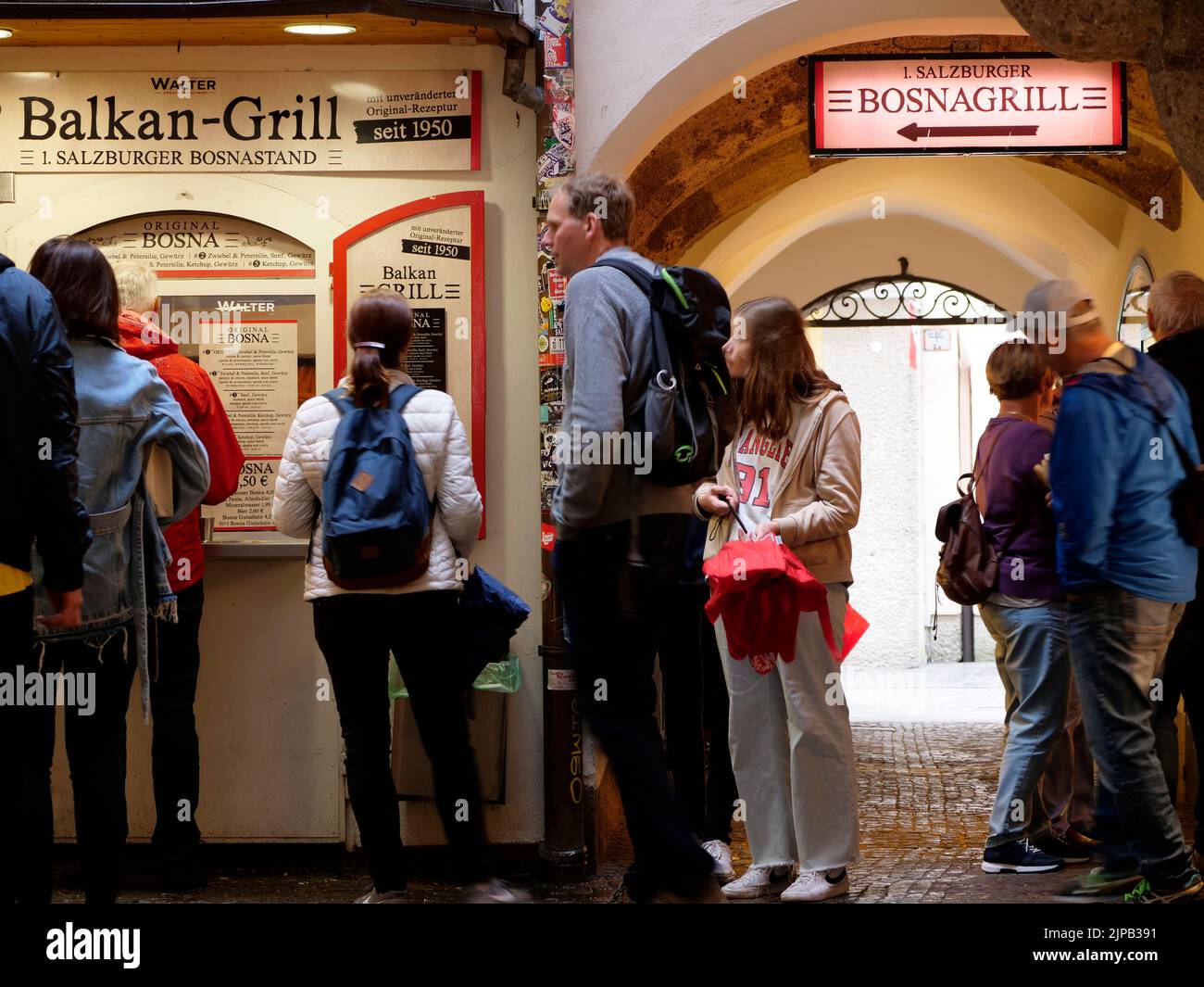 Fare la fila per il Balkan Grill Walter, il ristorante molto popolare di Salisburgo e il segreto meglio custodito nella specialità di salsiccia Bosna, un piatto speziato di fast food austriaco Foto Stock