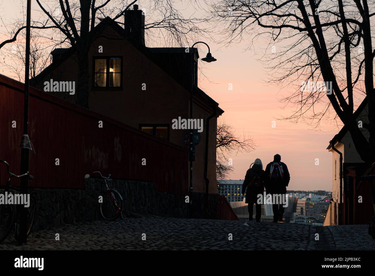 Coppia a piedi al tramonto a Stoccolma, Svezia Foto Stock