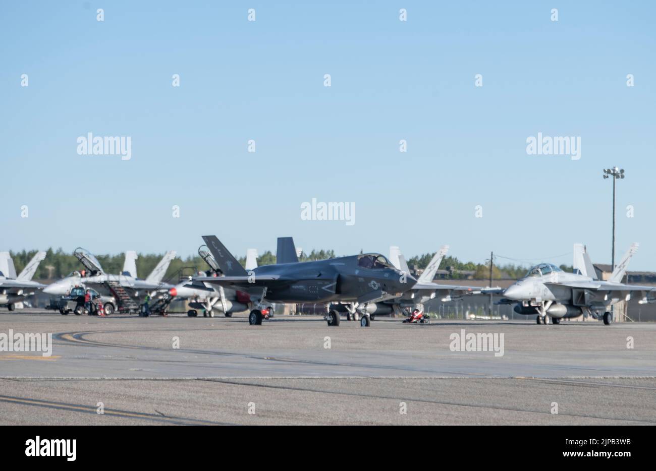 Un F-35 Lightning II con il corpo della Marina degli Stati Uniti Marine Fighter Attack Squadron 225 taxi da Royal Australian Air Force F/A-18F Super Hornets durante LA BANDIERA ROSSA-Alaska 22-3 alla Eielson Air Force base, Alaska, 29 luglio 2022. L'esercizio di grande forza offre opportunità uniche per integrare varie forze in una formazione congiunta e multilaterale da basi operative simulate in avanti. (STATI UNITI Air Force foto di staff Sgt. Sadie Colbert) Foto Stock