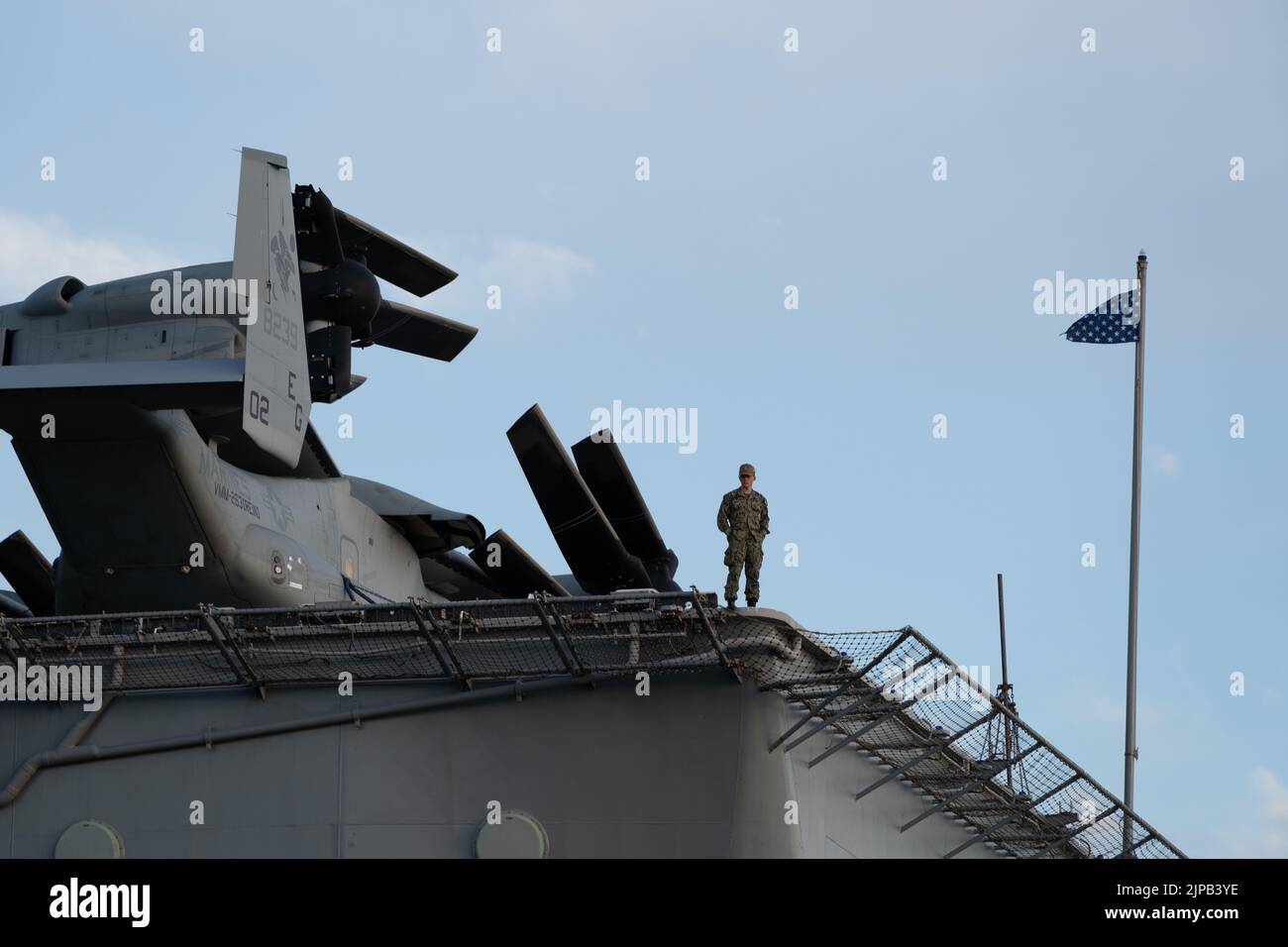 Soldato in piedi guardia sulla USS Kearsarge nel porto di Stoccolma durante l'esercizio NATO Baltops Foto Stock