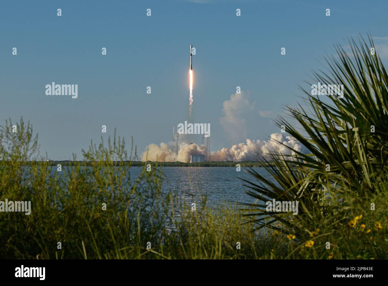 Un razzo Falcon 9 che trasporta il Korea Pathfinder Lunar Orbiter (KPLO), lancia dalla Cape Canaveral Space Force Station, Fla., 4 agosto 2022. Questo lancio ha dato il via alla prima missione spaziale della Corea del Sud. (STATI UNITI Foto forza spaziale di Senior Airman Dakota Raub) Foto Stock