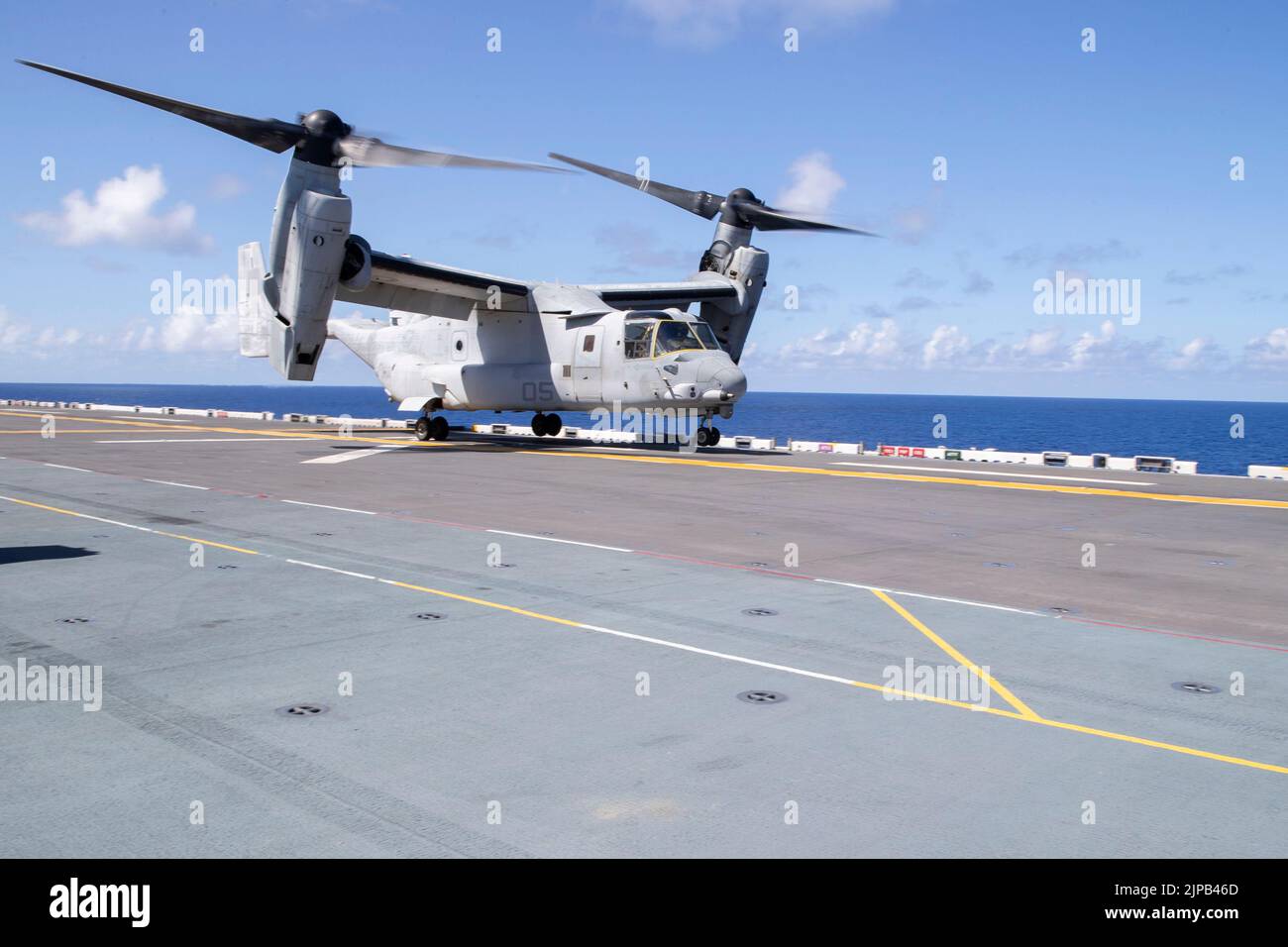 220816-N-XN177-1206 MARE DELLE FILIPPINE (AGO. 16, 2022) – un velivolo tiltrotor di Osprey MV-22 assegnato a Marine Medium Tiltrotor Squadron (VMM) 262 (rinforzato) decolora dal vettore d'assalto anfibio USS Tripoli (LHA 7), 16 agosto 2022. Tripoli opera nell'area delle operazioni della flotta 7th degli Stati Uniti per migliorare l'interoperabilità con alleati e partner e fungere da pronta forza di risposta per difendere la pace e mantenere la stabilità nella regione dell'Indo-Pacifico. (STATI UNITI Foto Navy di Mass Communication Specialist 1st Classe Peter Burghart) Foto Stock