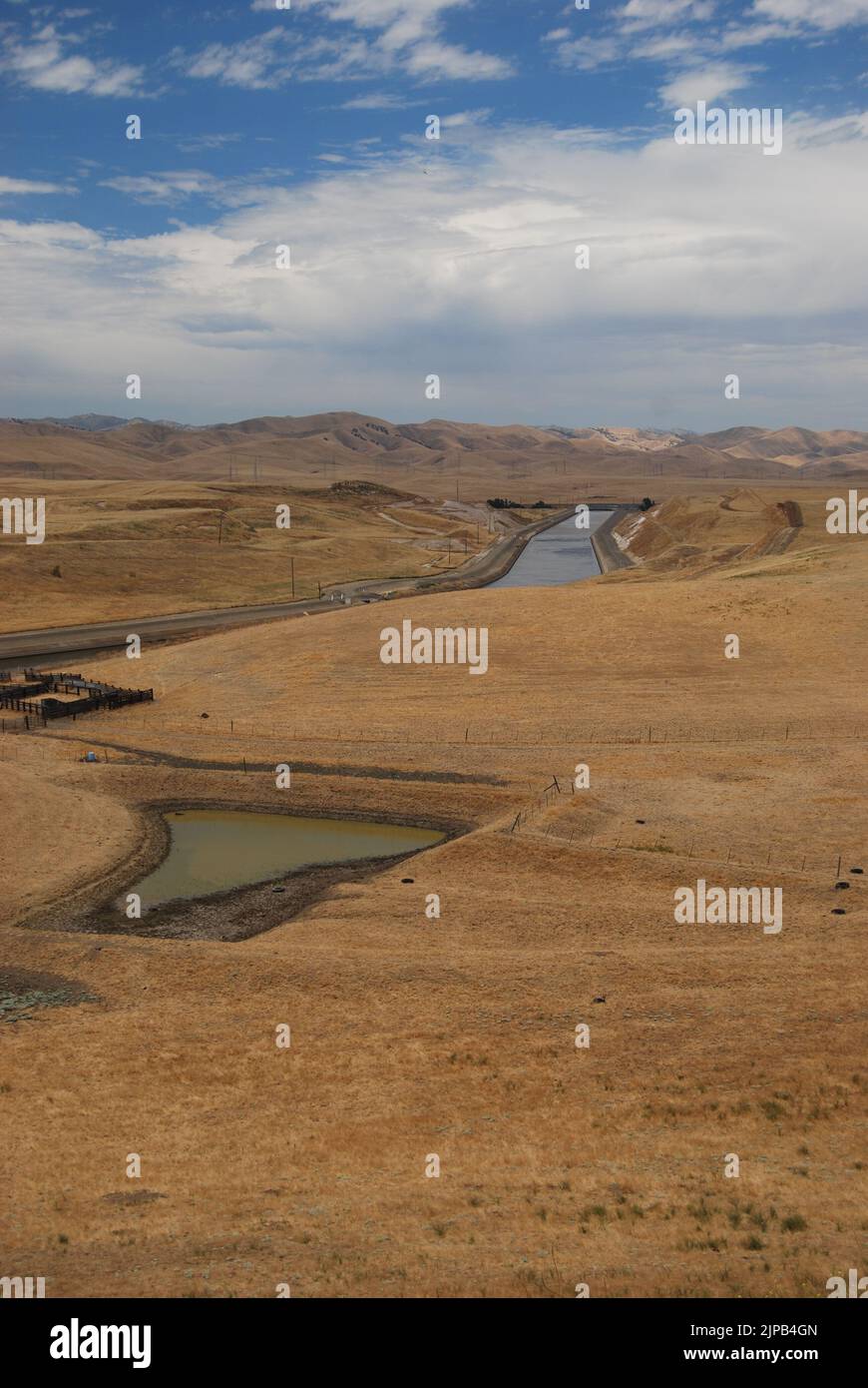 L'acquedotto della California vicino Newman nella contea di Stanislaus, con le montagne sullo sfondo; vitale per la produzione agricola della regione. Foto Stock