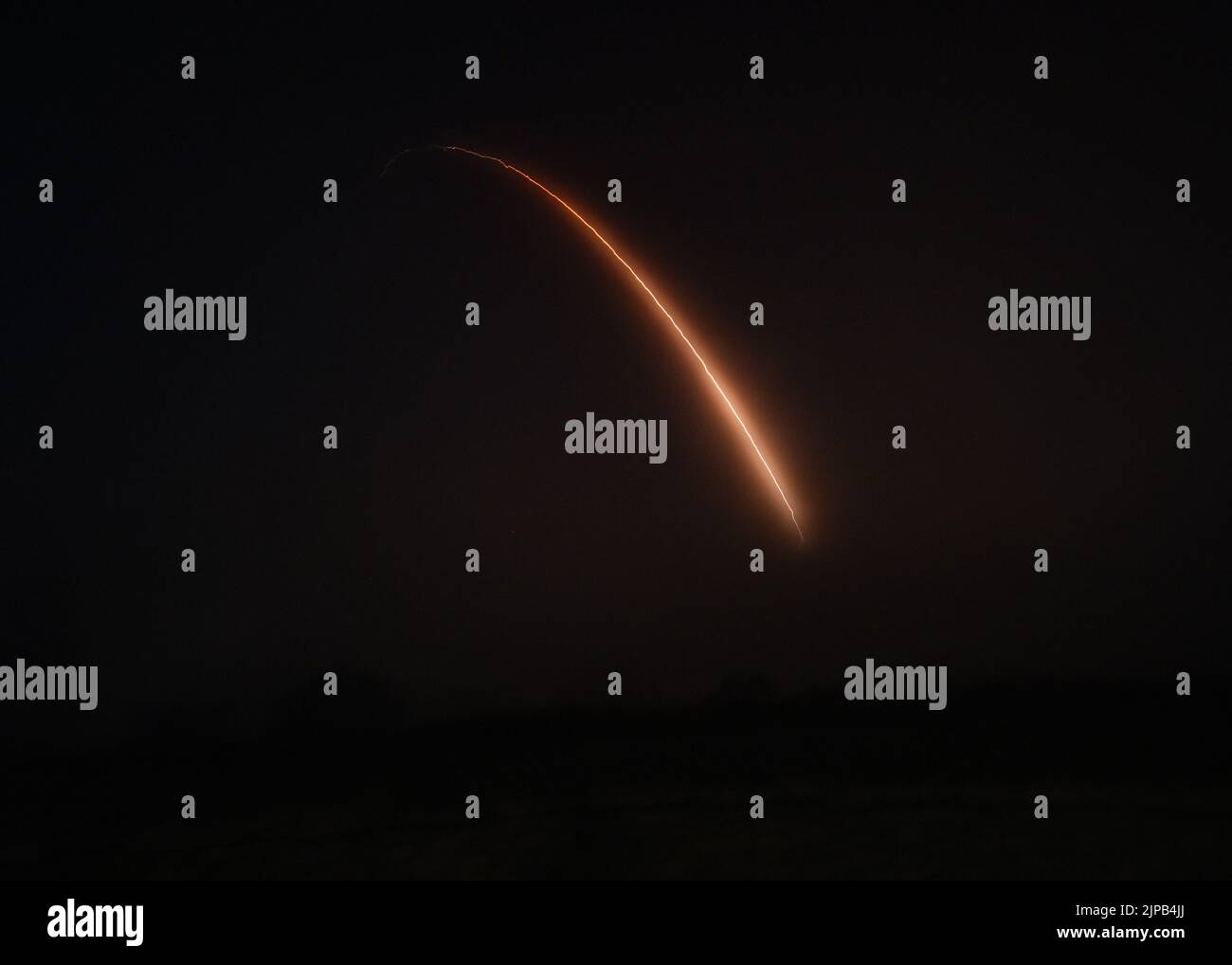 Un comando di colpo globale dell'aeronautica lancia missili balistici intercontinentali Minuteman III disarmati durante un test operativo alle 12:49:00 PDT Martedì 16 ago, 2022 alla base dell'aeronautica di Vandenberg, Calif. I lanci di test di ICBM dimostrano che la flotta di ICBM degli Stati Uniti è pertinente, essenziale e fondamentale per sfruttare la posizione dominante in un'era di competizione strategica. (STATI UNITI Foto Air Force di Airman 1st Class Ryan Quijas) Foto Stock