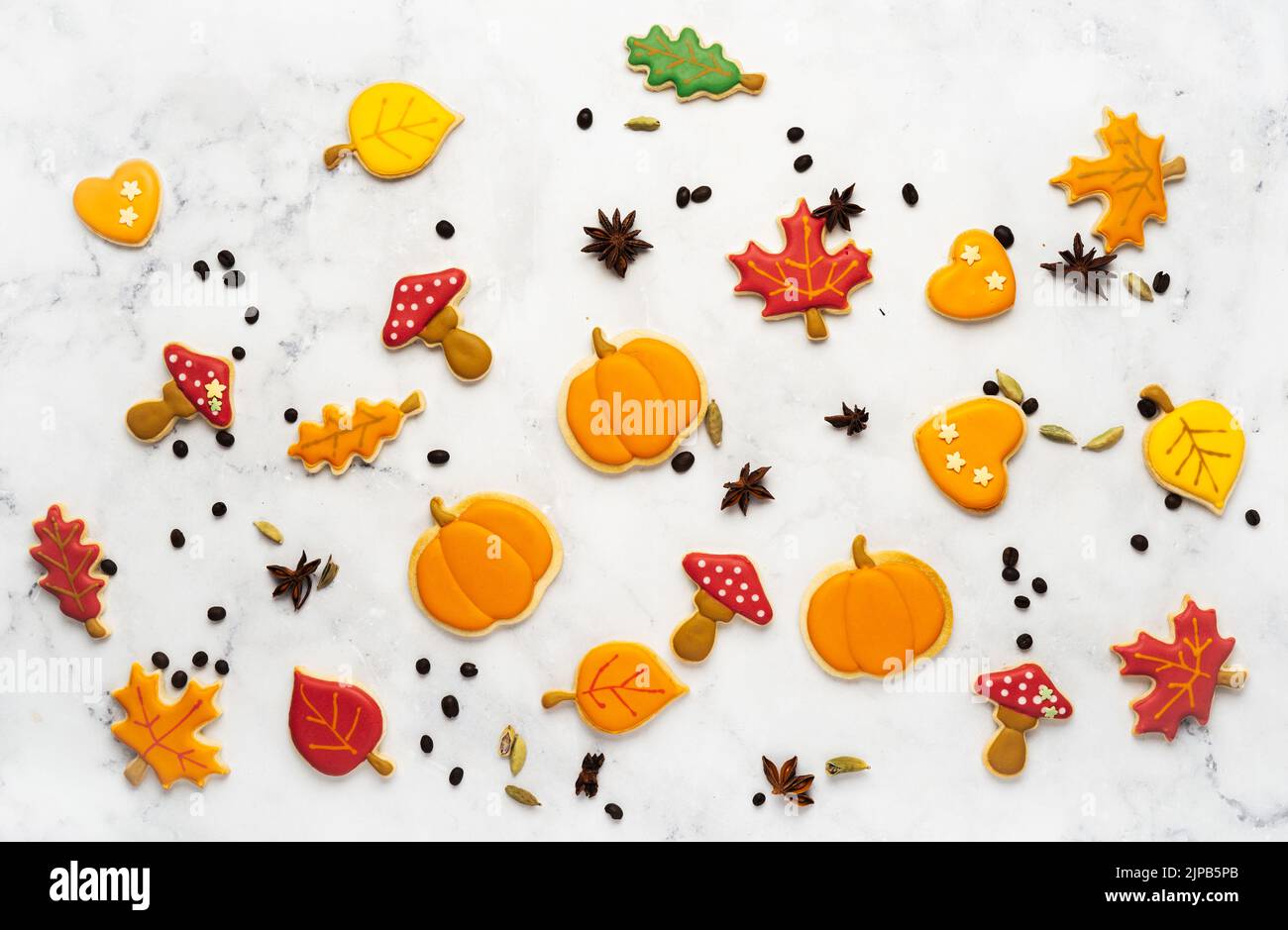 Biscotti e dolci gustosi per la festa di Halloween su sfondo bianco. Giacitura piatta Foto Stock