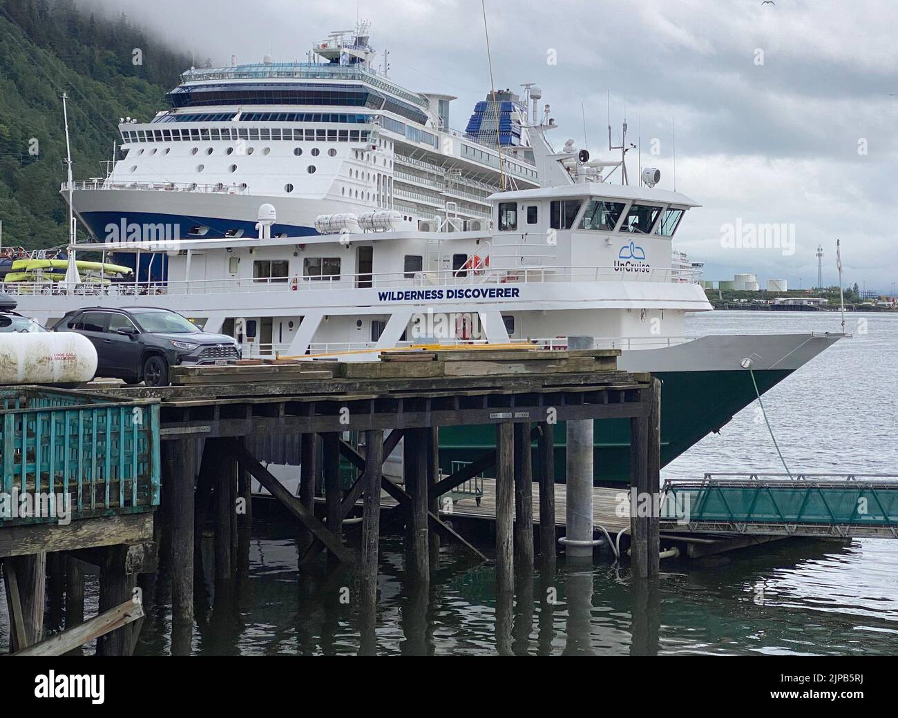 Juneau, Alaska, Stati Uniti. 31st luglio, 2022. La nave da crociera Celebrity Millennium domina il Uncruise line Wilderness Discoverer nel porto di Juneau, Alaska, domenica 29 luglio 2022. (Credit Image: © Mark Hertzberg/ZUMA Press Wire) Foto Stock