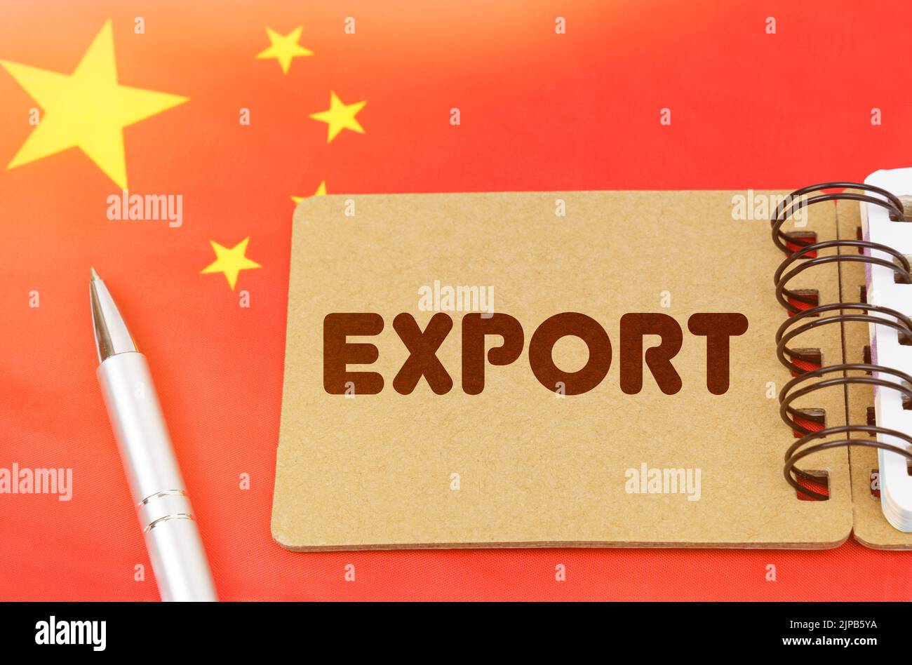 Concetto di economia nazionale. Sulla bandiera della Cina si trova un notebook con l'iscrizione - esportazione Foto Stock