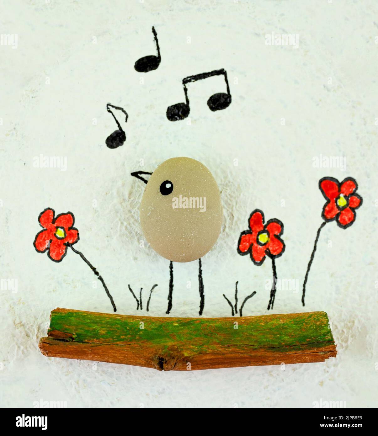 Concetto creativo fatto a mano con uccello in pietra e fiori dipinti su sfondo bianco Foto Stock