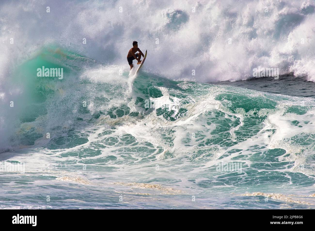 Lone surfista nel grande oceano a onde su Maui. Foto Stock
