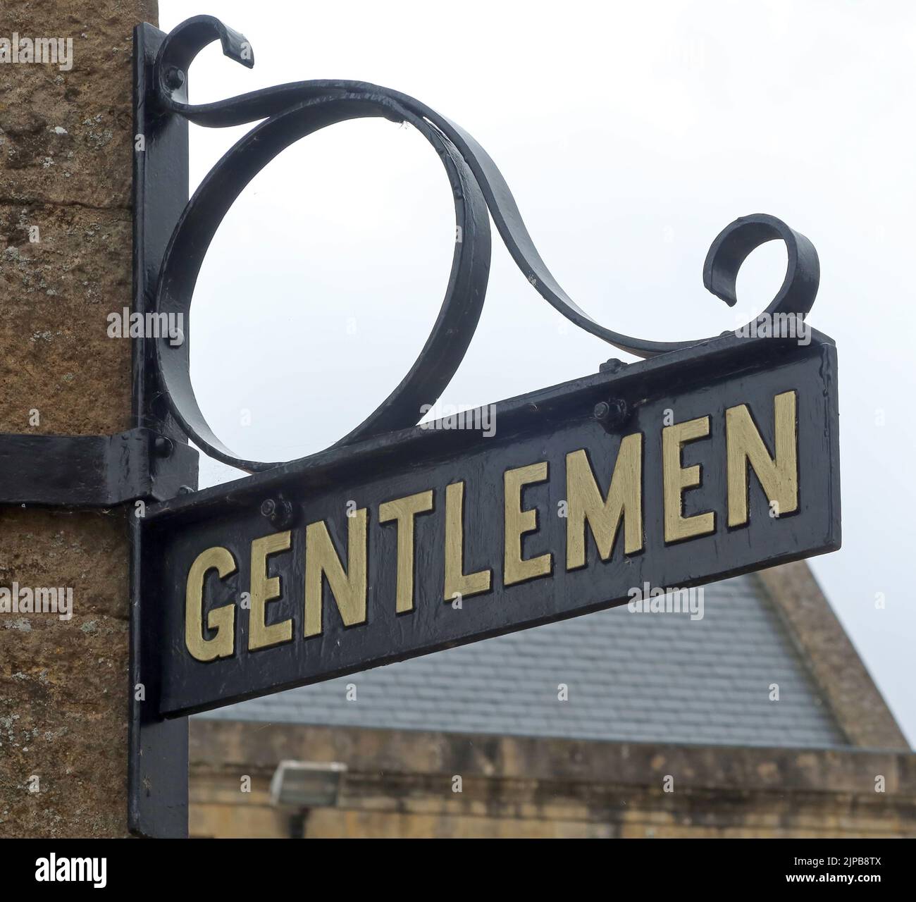 Segnali per i servizi pubblici gentlemen, presso il vecchio municipio, Chipping Norton, West Oxfordshire, Inghilterra, Regno Unito, OX7 5NAmasculinity Foto Stock