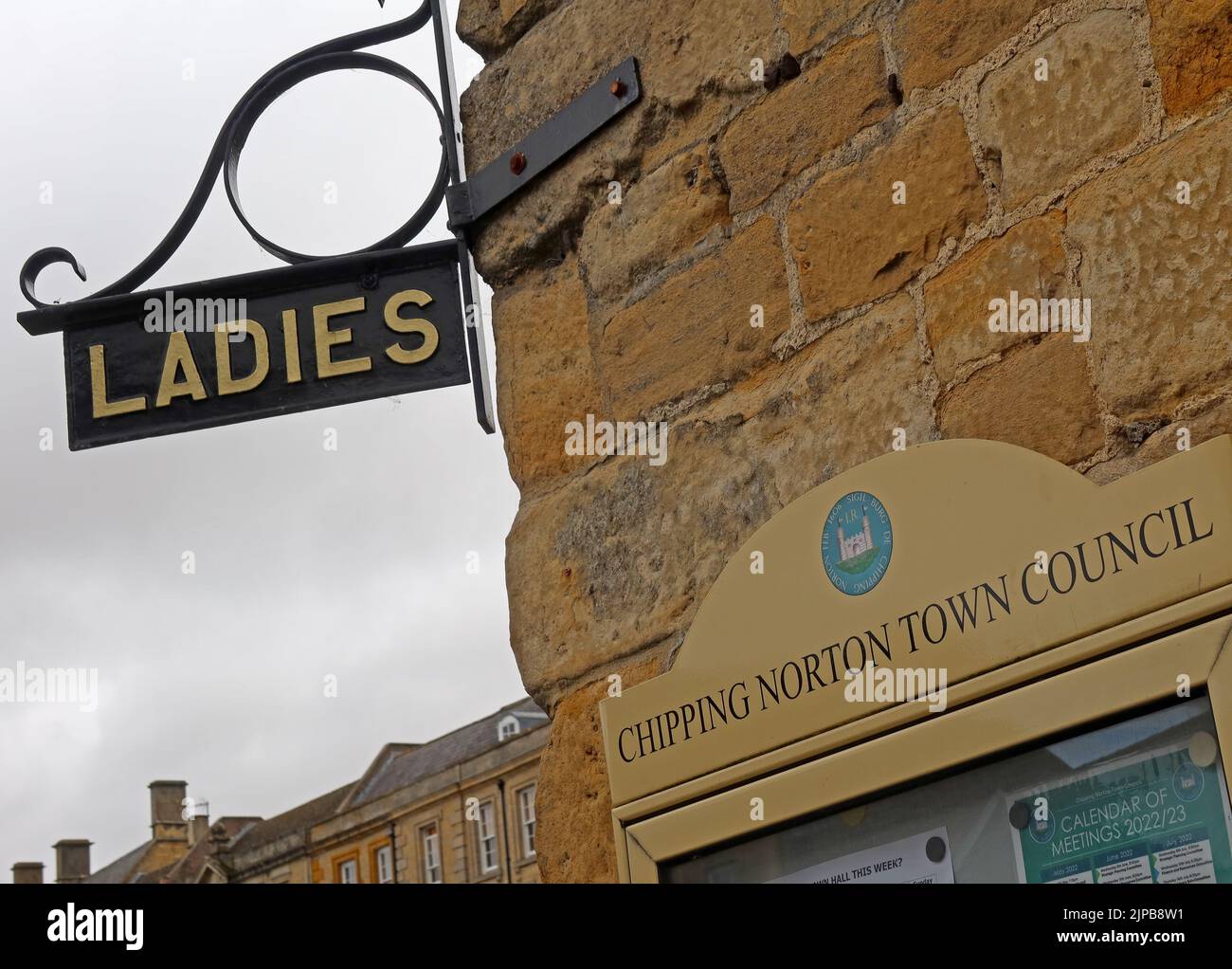 Public conveniences Ladies segno presso il vecchio municipio, Chipping Norton, West Oxfordshire, Inghilterra, Regno Unito, OX7 5NA Foto Stock