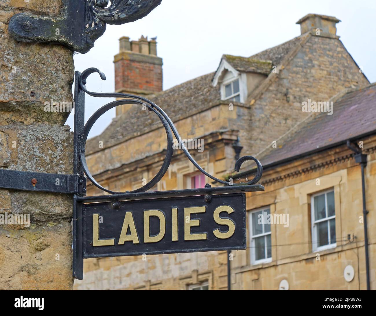 Public conveniences Ladies segno presso il vecchio municipio, Chipping Norton, West Oxfordshire, Inghilterra, Regno Unito, OX7 5NA Foto Stock