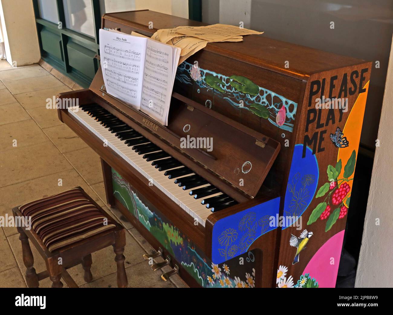 Piano della comunità pubblica, fornito per giocare-Please Play Me, a West Street, Chipping Norton, West Oxfordshire, Oxfordshire, Sud-est Inghilterra, Regno Unito, OX7 5LH Foto Stock