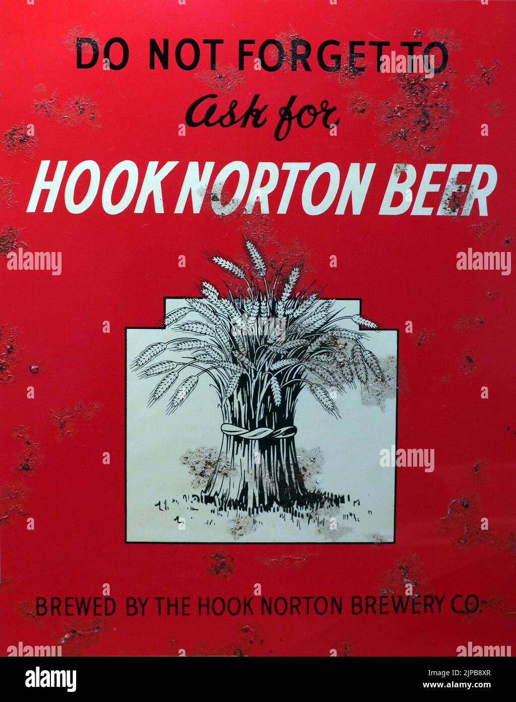 Non dimenticate di chiedere la birra Hook Norton, prodotta dalla Hook Norton Brewery Co, tradizionale birreria vittoriana 'torre', a Banbury, Oxfordshire, Inghilterra Foto Stock