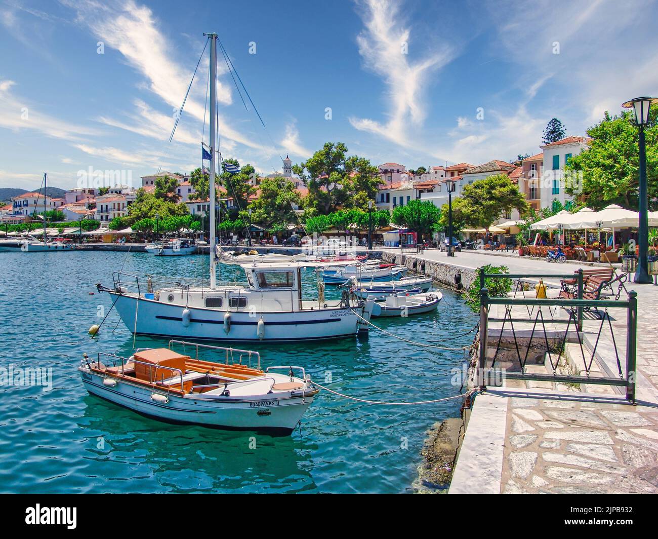 Una vista sulla strada della città di Skopelos sulla bellissima isola di Sporades Skopelos, Grecia Foto Stock