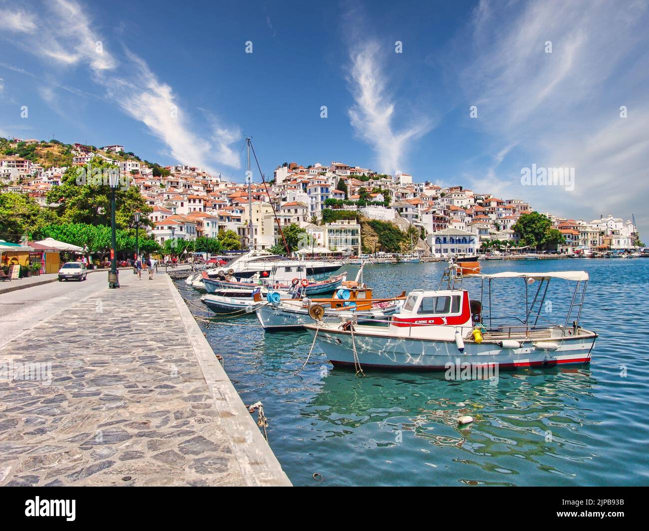 Una vista sulla strada della città di Skopelos sulla bellissima isola di Sporades Skopelos, Grecia Foto Stock