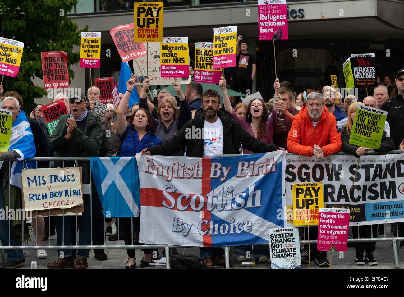 Manifestanti fuori dalla Sala Concerti di Perth prima delle marchette elettorali della leadership conservatrice 16 agosto 2022, Perth, Scozia, Regno Unito Foto Stock