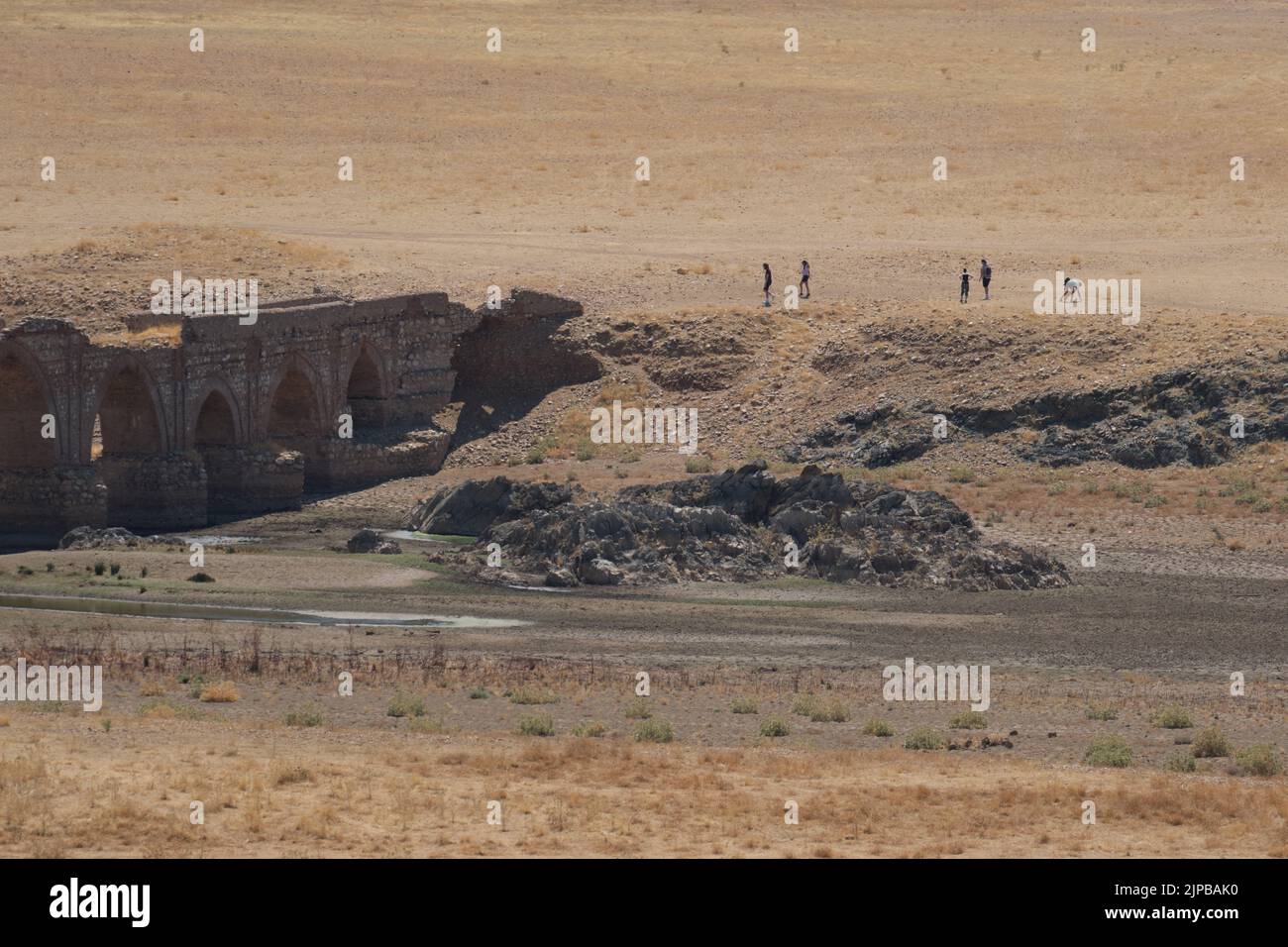 Estremadura, Spagna. 16th ago, 2022. La foto scattata il 15 agosto 2022 mostra una vista del serbatoio di Cijara in Estremadura, Spagna. La Spagna continua a soffrire di una delle estati più calde e secche mai registrate, dopo le temperature più alte mai registrate a luglio. Mancanza di pioggia ha lasciato volumi di acqua nei relativi serbatoi a meno di 40 percento delle loro capacità di deposito -- 20 percento sotto il livello medio per questo periodo dell'anno. Credit: Meng Dingbo/Xinhua/Alamy Live News Foto Stock