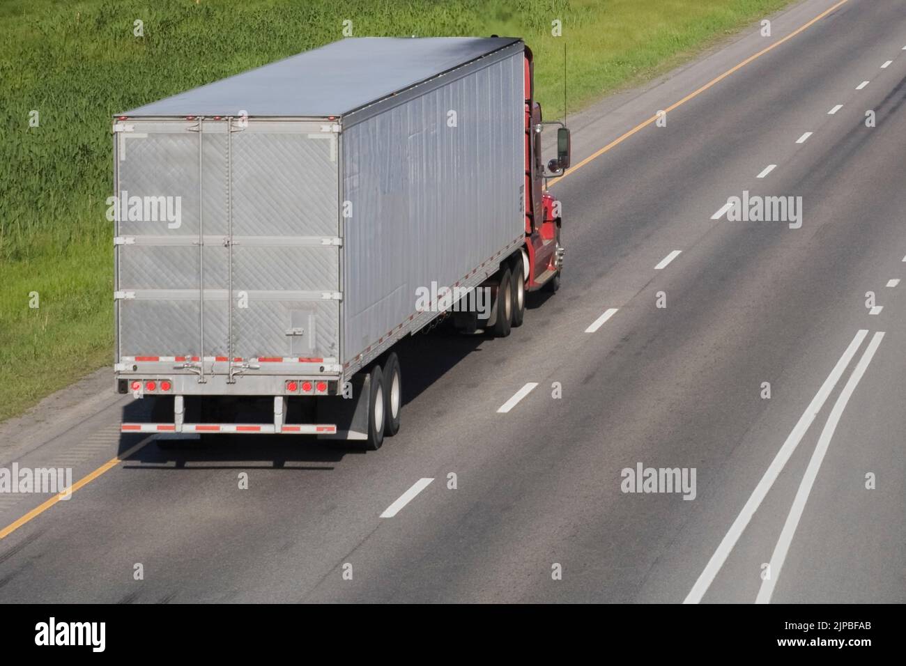 Camion di trasporto in movimento su autostrada. Foto Stock